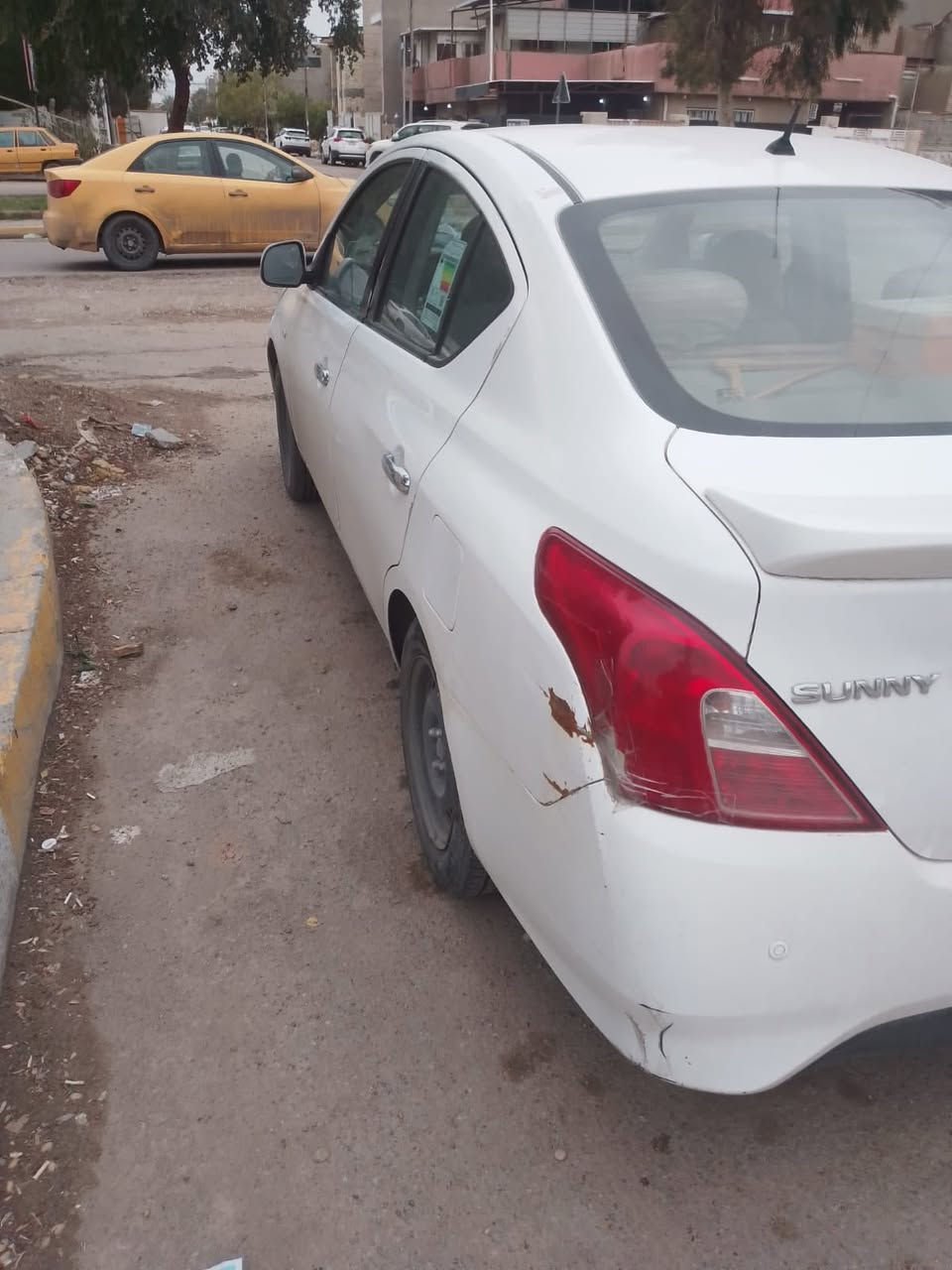 نيسان سني ٢٠٢١ رقم بغداد السيارة خير من الله كير ومكينه وحدادية وتبريد بشرط بيها بارد واضح بالصوره *********** سعر ١١٠$ وبيها مجال
