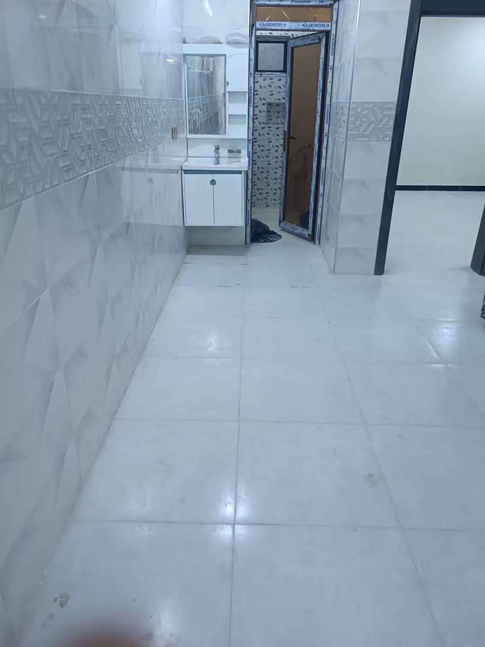 دار ٨٨م للبيع واجهة ٦م اله ربع ونزال ١٥م حي الاعلام الري بيت جديد وسعره مناسب مدخلين صاله وحولي ومطبخ وخدمات وغرفة نوم الطابق الثاني غرفتين نوم وخدمات للمعلوت اكثر يرجع مراجعة الايمان للعقار حي الاعلام شارع سوق اميمه مقابل جامع الحبيب المصطفى او الاتصال ***********...***********
