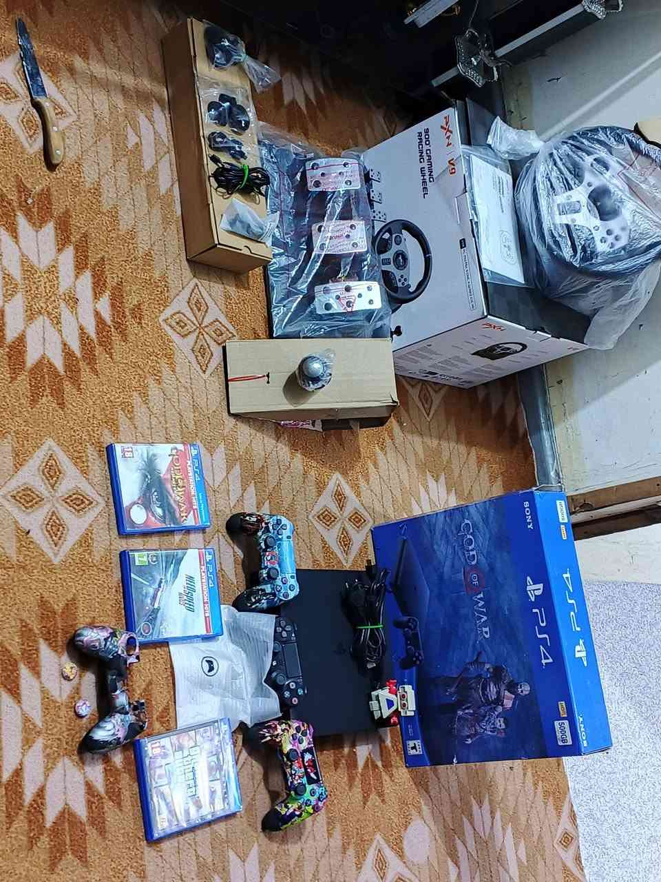 بلاي 4 للبيع جديد نظيف ما صار له اسبوع من اشتريتهن والاستيرن الجديد اشتريته ثلاث اقراص البلاي ويا لعبتين بالحساب في بيس وحرب ويده من عندهن اصليه وياي ثلاث يدات السعر 500 وبي مجال هذا رقم التليفون ***********
