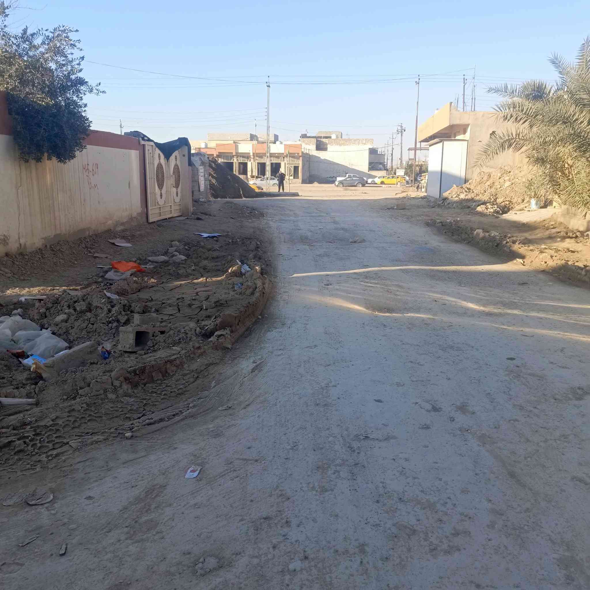 دار لل بيع 280 متر المكان كاطون الرحمة قريب عل شارع ثالث قطعة عن الشارع البيت يتكون من ستقبال هول غرفتين جوة غرفتين فوك صالة مطبخ الشراي يتصل ***********
