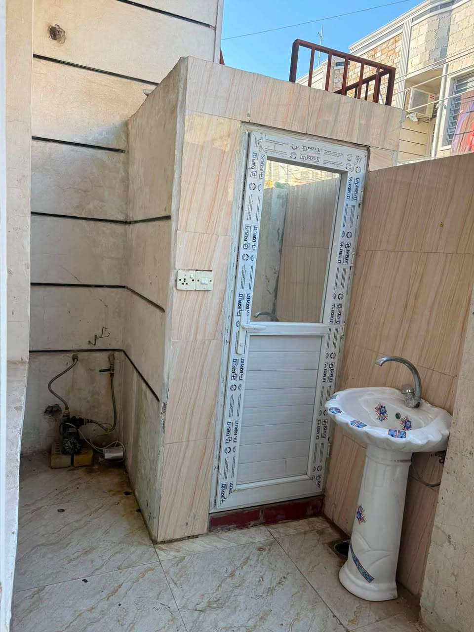 السلام عليكم للبيع بيت مساحه 80 م الواجه 4 س ونزال 20  يحتوي البيت على 3 غرف نوم وستقبال ويحتوي على ثلاث حمامات ومطبخ حار بارد البيت كلش جديد وما وفارغ العنوان حي البستاين شارع احمد الوائلي شارع الشيخ منهل قريب شارع العام الاستفسار رقم ***********
