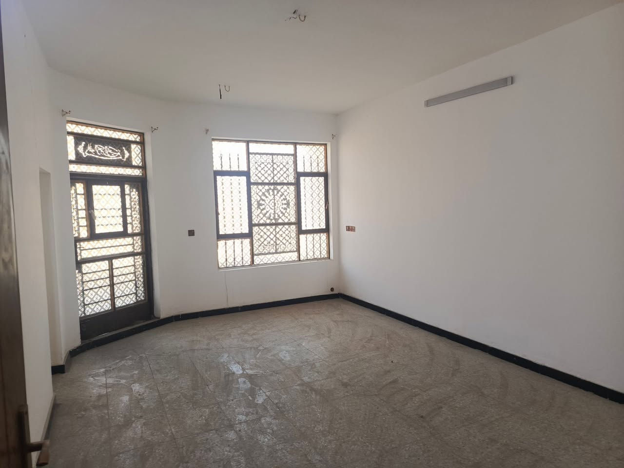 السلام عليكم بيت للبيع ١٨٠م الواجهه ٩والنزال ٢٠م يحتوي على 6 عرف نوم واستقبال ومطبخ وصاله وگراج سياره والبيت جاهز للسكن كامل الخدمات من ماء وكهرباء وتبليط  زراعي رعفرانيه أربع شوارع و للاستفسار ***********
