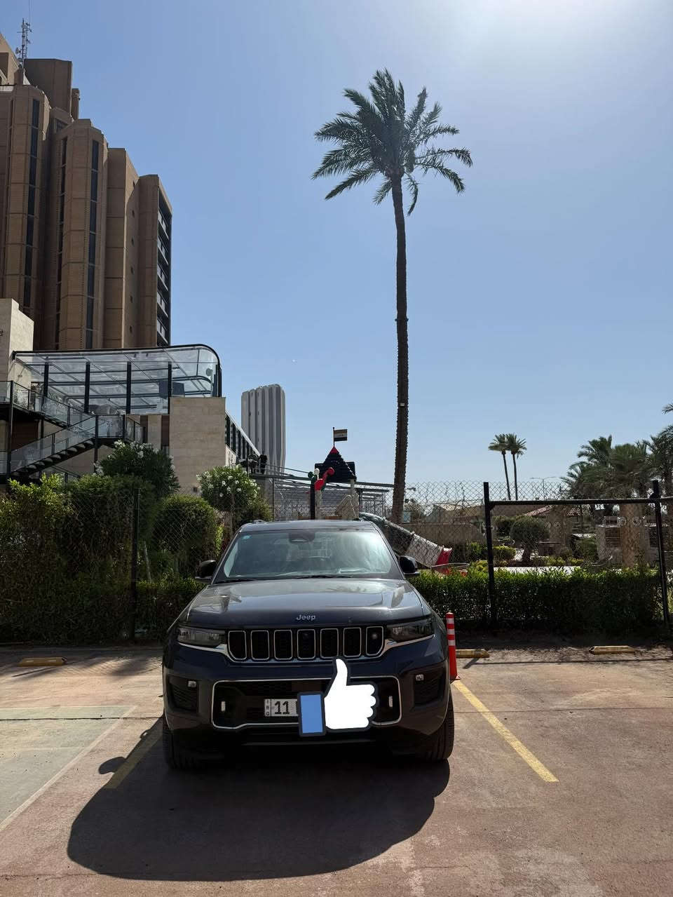 🚗 #للبيع: جيب غراند شيروكي أوفرلاند خليجي 2022 (Overland)  🚗
، معروضة للبيع جيب غراند شيروكي فئة Overland موديل 2022، سيارة راقية جداً وبكامل مواصفاتها التكنولوجية والترفيهية.
📌 تفاصيل السيارة:
 الممشى: 51 ألف ميل فقط.
 بيه بارد بسيط فقط في الباب الخلفي عكس السايق) بدون أي صبغ أو تبديل، وباقي السيارة مكفولة كفالة عامة من كل شيء
رقم بغداد
✨ أبرز المواصفات (Overland):
 محرك Pentastar V6 سعة 3.6 لتر.
 نظام دفع رباعي (4x4) مع أنظمة متعددة للقيادة حسب التضاريس.
 نظام تعليق هوائي (Quadra-Lift) للتحكم بارتفاع وانخفاض السيارة.
 فتحة سقف بانوراما واسعة جداً.
 مقاعد جلد طبيعي (نابا) فخم جداً، مع ميزة التبريد والتدفئة للمقاعد الأمامية.
 شاشة رئيسية كبيرة تدعم Apple CarPlay و Android Auto + شاشة عدادات رقمية.
 نظام صوتي بريميوم فاخر (McIntosh).
 رادار أمامي وخلفي، تحديد مسار، كاميرات 360 درجة، ونظام كشف النقاط العمياء.
💵 السعر المطلوب: 3.900وقابل للتفاوض البسيط بحدود المعقول بعد المعاينة.
📍 مكان المعاينة: بغداد الجادريه 
📞 للتواصل والاستفسار: [***********]
