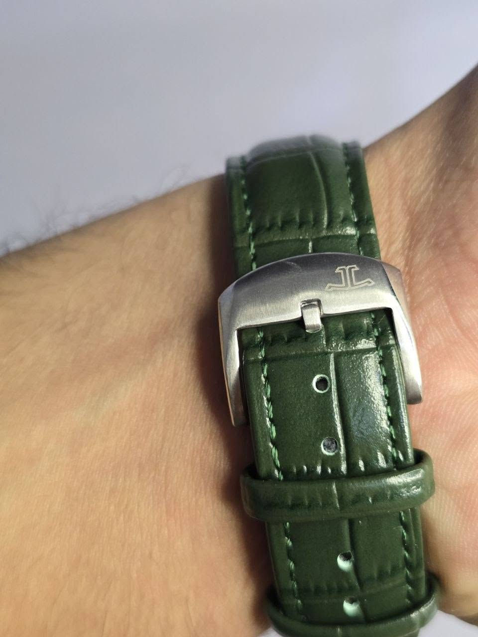 ساعة من ماركة Jaeger‑LeCoultre Reverso 

تحفة فنية 
مصممة لضباط البولو
مكينة كوارتز
وجه قلاب للحفاظ ع الساعة
ميناء فخمة اخضر ملكي مع سنتر ثواني منفصل 
زجاج معدني ضد الخدش 
مقاومة ماء وغبار 
سير جلد طبيعي
القطعة وزن ثقيل 
قفل اصلي 
مختمة بالكامل 

السعر:- 35 الف ع اول تم 
للحجز والاستفسار يرجى مراسلة الصفحه
او واتساب ***********
#ساعات #فولو #لايك #اكسبلور #متابعة

