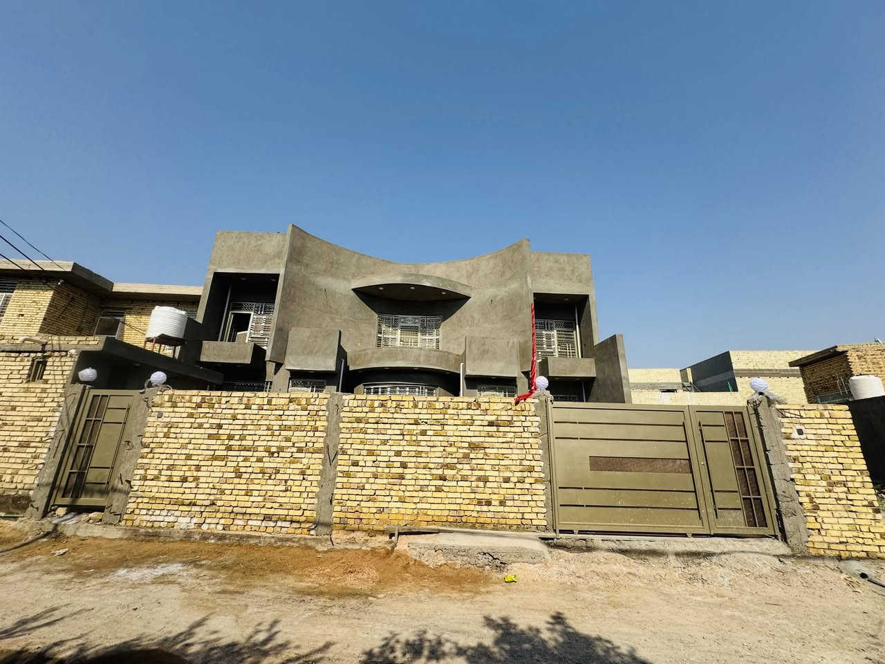 بيت للبيع  طابو زراعي سند 25 مساحه البيت 500متر البيت مكون من طابقين  الطابق الارضي طارمه وحديقه اماميه وحديقه جانبيه كبيره و مجمع صحيات خارجيه مع ممرات خلف البيت وجانب ألبيت
بيت للبيع  طابو زراعي سند 25 مساحه البيت 500متر البيت مكون من طابقين  الطابق الارضي طارمه وحديقه اماميه وحديقه جانبيه كبيره و مجمع صحيات خارجيه مع ممرات خلف البيت وجانب ألبيت 

مداخل عدد2 مدخل للصاله والمطبخ والمدخل الثاني للا ستقبال  الصاله طول5x15

الاستقبال 5x9غرف نوم عدد2 الغرفه الأولى 5x5 الثانيه 4.5x5المطبخ 5x7.5حاروبارد مجمع صحيات4x4الدرج دوارمرمر الطابق الثاني الصاله 15x4.5 مطله على بلكونا غرف نوم عدد2 4.5x5 مطلات على بلكونات  مجمع صحيات نفس الطابق الارضي الطابق الثاني ثلاث سطوح

البيت بشراف مهندس البناء حديث 2025البيت خير من الله بناء درجه اولى  شكل البيت ب الواقع احلى من التصوير 

ملاحظه  علمآ ان البيت كله صب كونكريت مجاري الدار كلها على الشارع ماعدى صحيات على مخزن 

موقع البيت بابل الحمزه الغربي خلف مدرسه المجتبى يم بيت مدير الناحيه حجي نبيل 

داخل الشارع الشارع كله صب ومجاري 

للاستفسار الاتصال

*********** 

***********

❗ بس الشراي خلي يتصل❗

‼️ السعر/خاص /او اتصال ‼️ 

والي ما يعجبه السعر الله يرزقنا ويرزق الجميع
