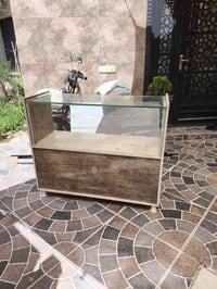 ميز عرض مستعمل قليل نظيف جدا للبيع السعر 70 الف وبي مجال رفوف محل تركي...