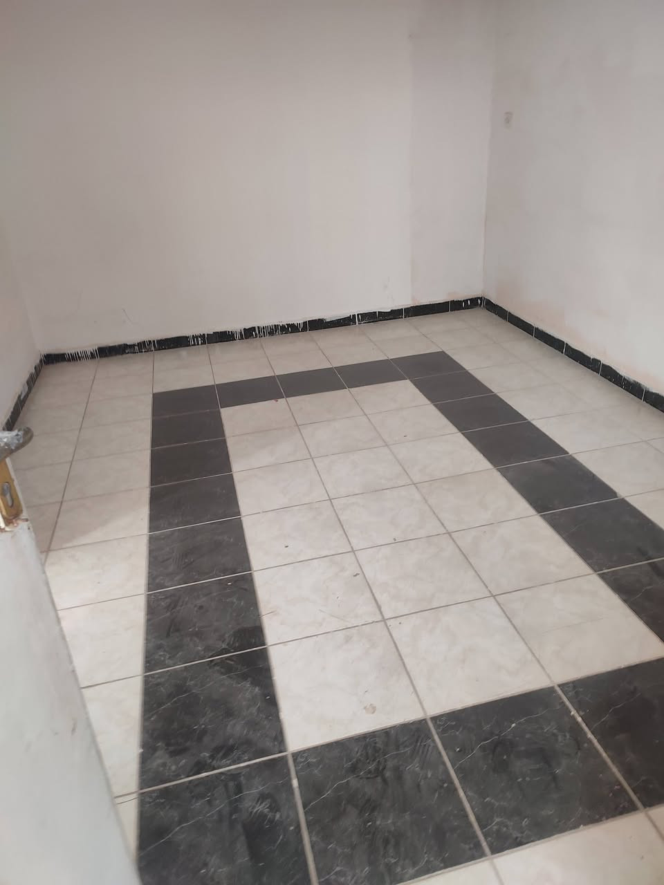 سلام عليكم بيت ركن بل هنديه البيع بيت طابقين مساحه  ٢٢٠ بيت نضيف حيل  يحتوي عل كراج  سياره  ٤ غرف نوم مطبخ صاله ٢ ستقبال جبير كلش  صحيات  ٤ حمامات  ٣ موقعه كلش حلو بصف شارع  ٦٠    سعر ٢٦٥ وبي مجال اللاستفسار مكتب براكات ام بنين  ***********
