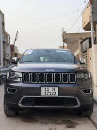 للبيع: جيب شيروكي 2019 اللون: رصاصي غامق الاستخدام: شخصي ونظيف جداً ال...