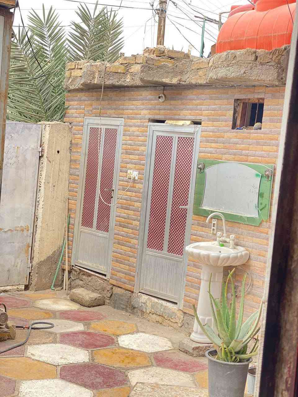 #بيت للبيع طابو صرف بناء حديث
المكان:  حي العسكري المثلث 

بيت طابقين  يحتوي على
استقبال 
صاله عدد 2
مجمع صحيات داخليه وخارجيه
يحتوي على اربع غرف نوم

السعر 120 وبي مجال للشراي 

***********
