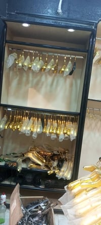 كلشي للبيع ديكور وستاندات حديد وملابس وجام وكامرات وسبلت يعني المحل كل...