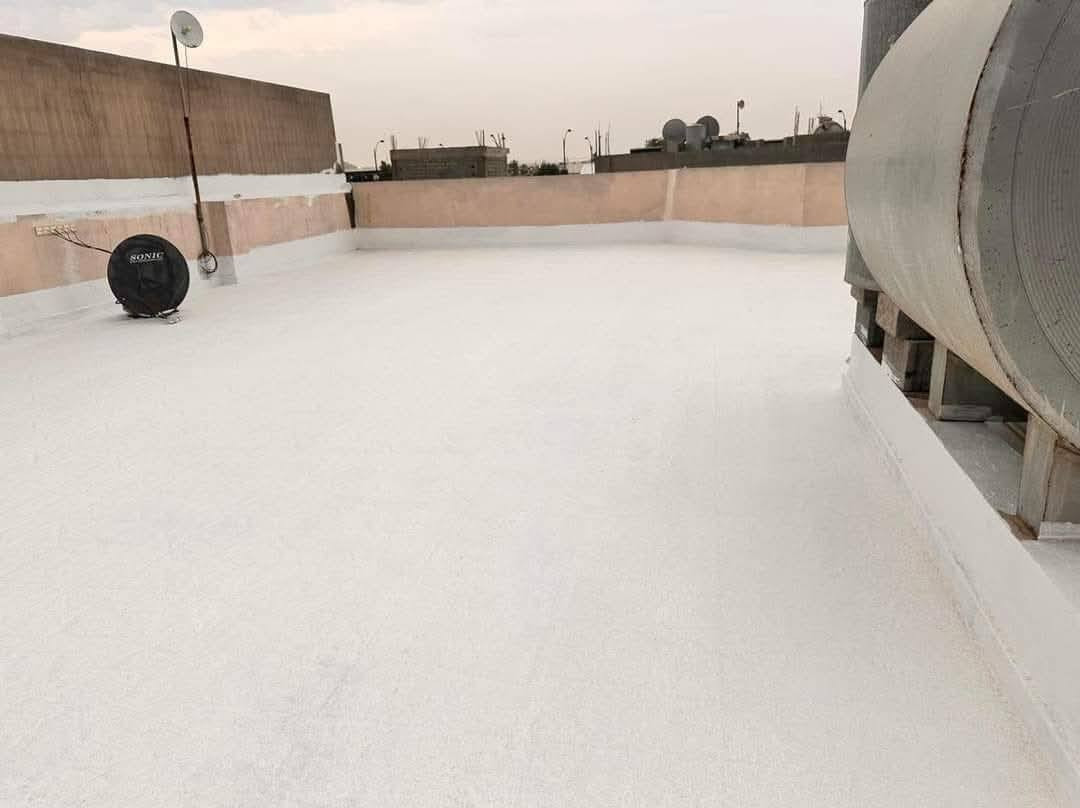 مادة الايبوكسي العازله للاسطح 
عازلة للرطوبة 100%
عازلة للحرارة 80%

ملاحظة: تتكون المادة من طبقة الاساس  +الالياف العازلة للحرارة 

يتكون العمل من تنظيف وجلي السطح وتصفيره من الشوائب الاسمنتية الزائدة + تصليح الاطراف بالمادة الاسمنتية وتنعيمها +تصليح الاماكن التي يتجمع بها الماء +غسل السطح  من الاتربة غسل جيد +طلاء طبقات المادة العازلة مع الالياف 
سعر المتر المربع كرسته وعمل(12الف)  
للاستفسار يرجى الاتصال على الرقم ***********
