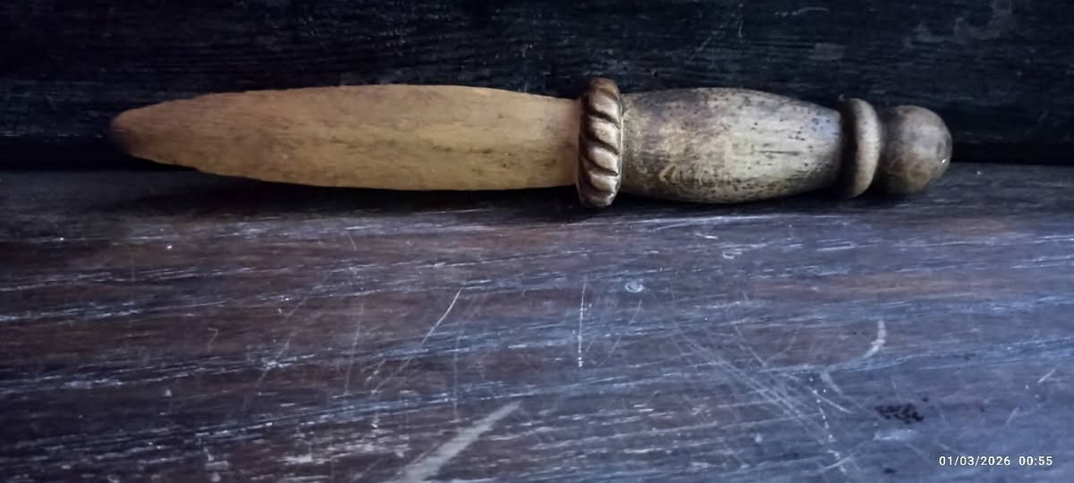 للبيع قطعة أنتيك مميزة ونادرة جداً، عبارة عن خنجر منحوت يدوياً بدقة عالية من الخشب الصلب.
التاريخ: منقوش عليها عام 1945 (نهاية الحرب العالمية الثانية).
​التصميم: مقبض منحوت بشكل احترافي على هيئة "ورقة بلوط" (Oak Leaf) مع تفاصيل دقيقة.
​الحالة: ممتازة ومحافظة على تفاصيل النحت الأصلية.
​الاستخدام: قطعة ديكور فاخرة للمكاتب أو إضافة مميزة لمجموعات الأنتيك العسكرية والتاريخية.
قطعة تحمل عبق التاريخ وتصلح كهدية فاخرة أو للاقتناء الشخصي.
التواصل واتساب (***********)
(لا يوجد توصيل)
