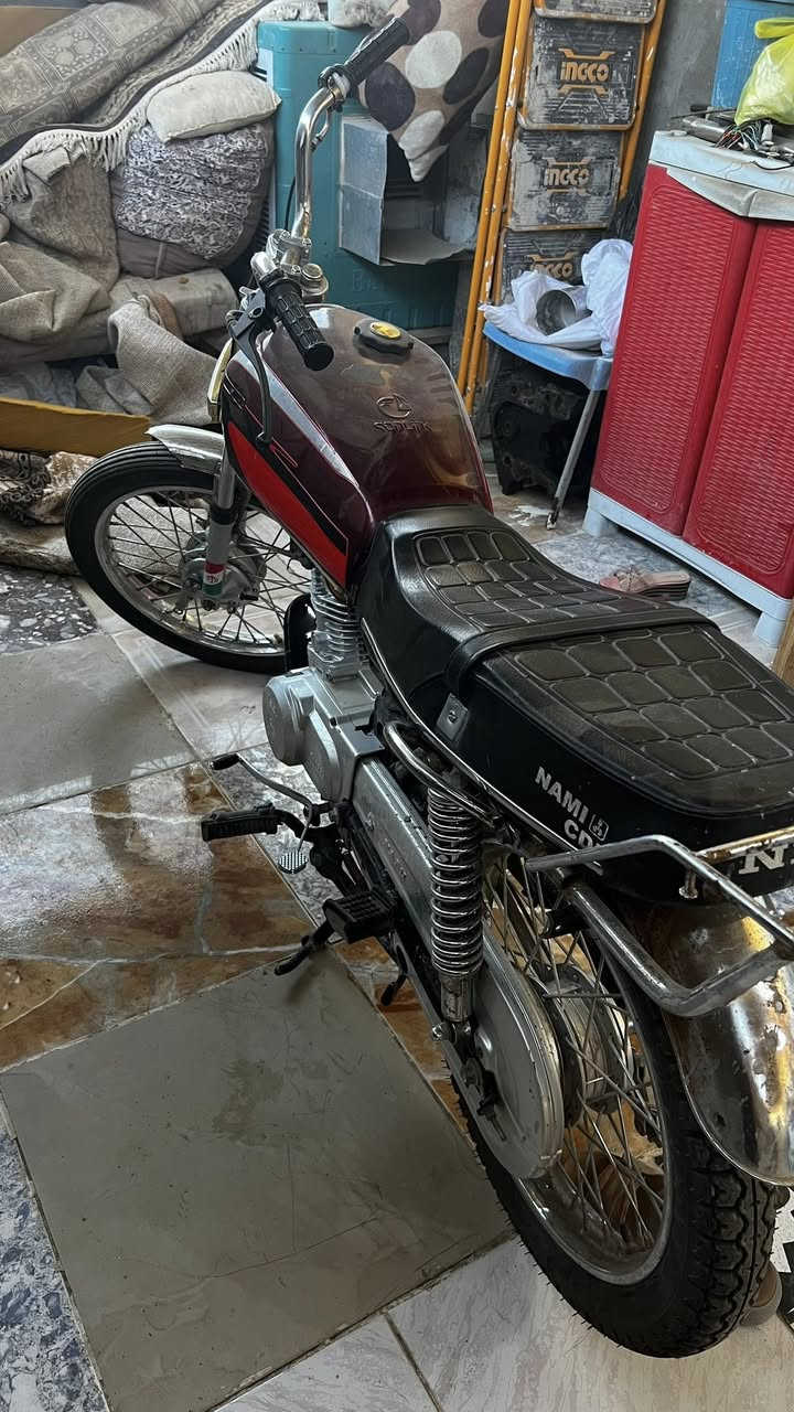 سلام عليكم دراجه للبيع نضيفه مثل ما موضح بصوره دراجه متروكه شهرين بدون اوراق مكينه سيجي قبق ابيض سعر 500وبيها مجال مكاني العماره حي الخضراء ***********
