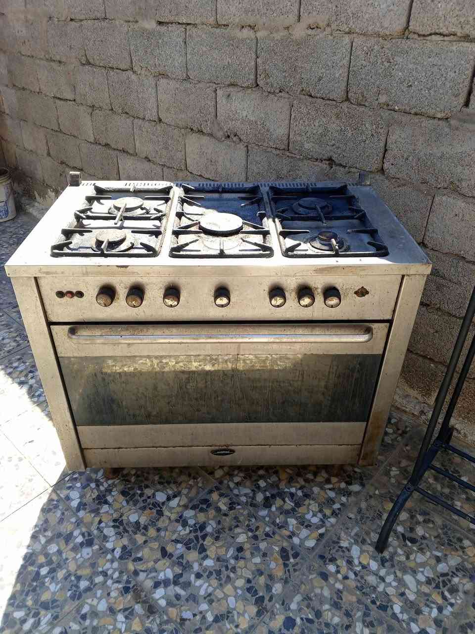 طباج ايطالي كويتي شغال بس عوزه تنظيف بدون اي كسر او خسفه اوخياس كلش قوي
بس متروك يراد ادامه السعر 150البصرة المعقل ***********
