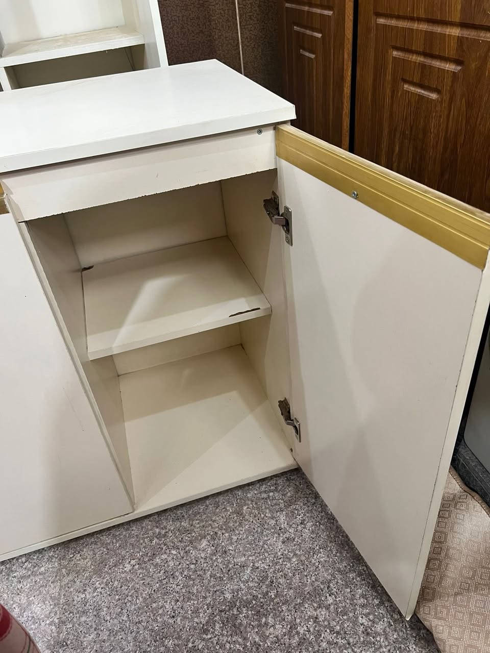 كاونتر لونه اوف وايت (بيجي فاتح) mdf ضد الماء (مقاوم للماء) طابقين و وياه سنك و مجرات وملحق ارضي وسعره مليون و ٥٠٠ 
استعمال لشهرين فقط
نريده نهايته ب ٤٠٠ المكان ديوانيه


**إذا كنت صاحب هذا الإعلان وتريد حذفه لأي سبب، رجاءا أرسل رسالة إلى الدعم الفني**