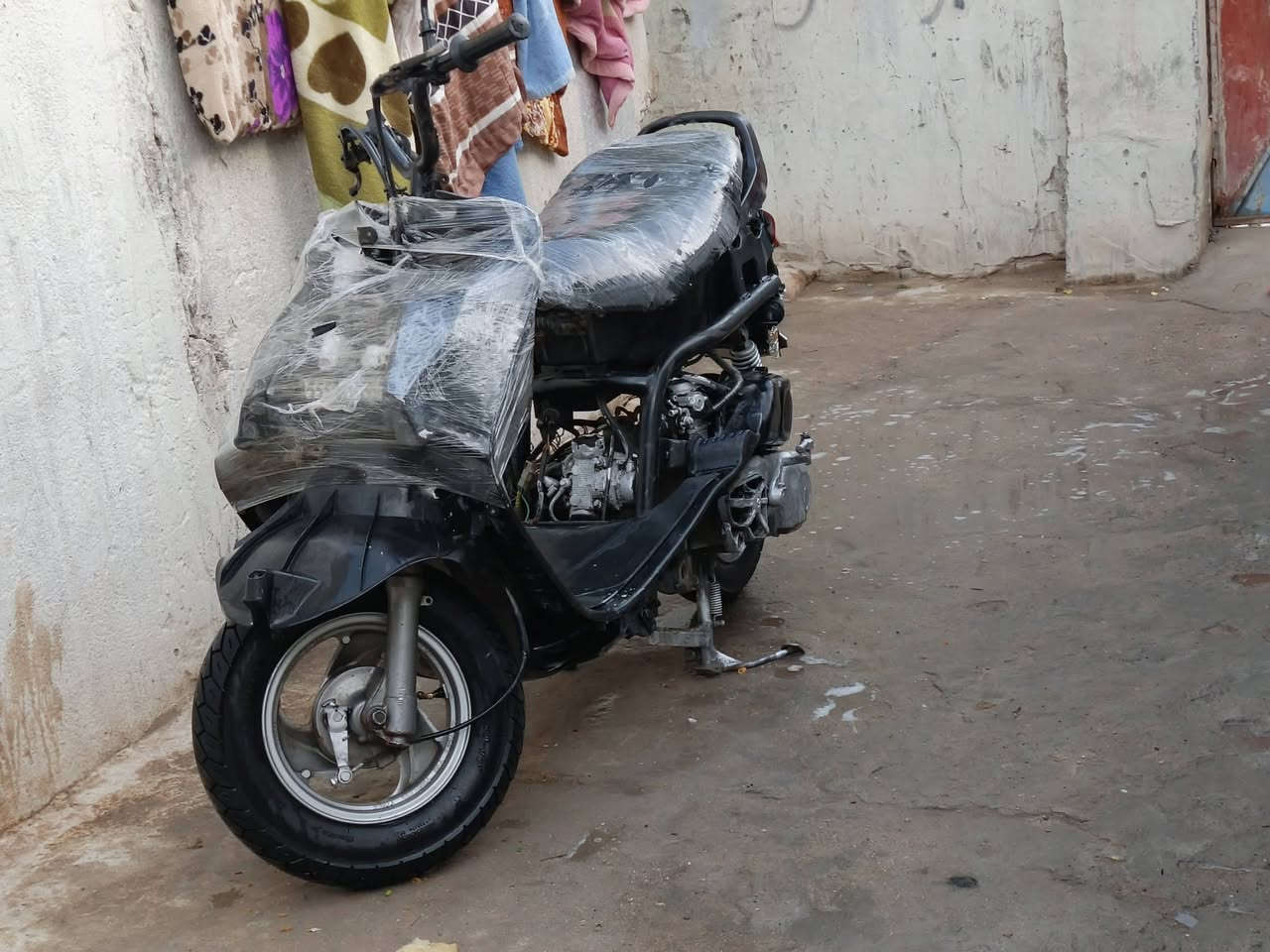 سلام عليكم شباب فراشه 140 لبيع دراجه تعبانه سلف جديد تواير جديد هيكل مكفول من ضربه كهرباءيات شقاله وكفوله عشارءرين  دراجه عطلت ماعرف شعبيه شنو عطلهء من المكينه لسهر 175الف قفل رقمي واتساب *********** المكان بصره سفان
