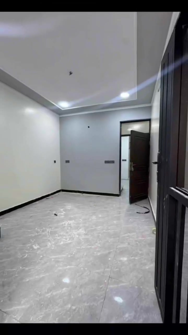 السلام عليكم دار حديث للبيع زيرو مساحه ٥٥ متر بالقاهره بالدلفيه قرب الخط السريع واجه ٣ونص ونزال ١٦ يحتوي الطابق الأرضي على طرمه واستقبال ومطبخ وخدمات منور حار وغرفة نوم والطابق الثاني يحتوي على غرفتين نوم وخدمات والطابق الثالث يحتوي على بيتونه وسطحين امامي وخلفي الدار بسعر مناسب للاستفسار أكثر يرجى الاتصال ***********
