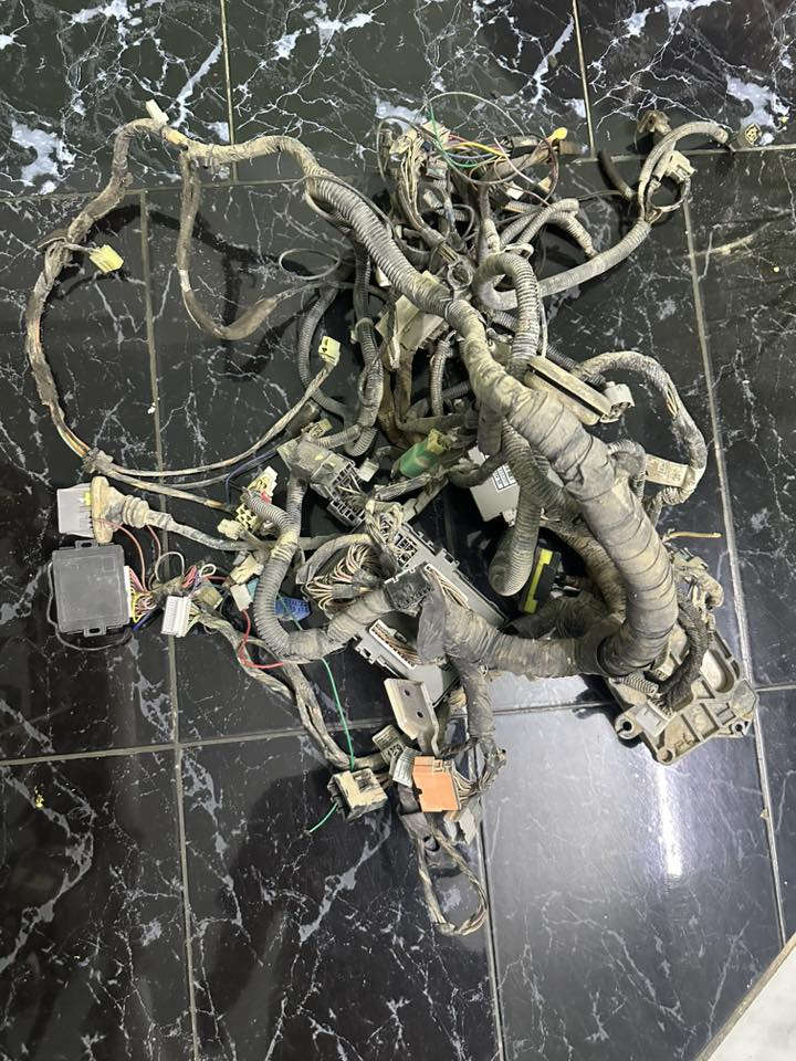 السلام عليكم 
غراض افيو للبيع
عقل وضفيرة مال محرك + الكير 
قاعدة فيوزات 
مجول
بنيد
قبق جنطة
شاشة دشبول 
باب يمنى خلف الصدر 
ودواخل كاملة
دبة دهن الكير +مال مي
***********
