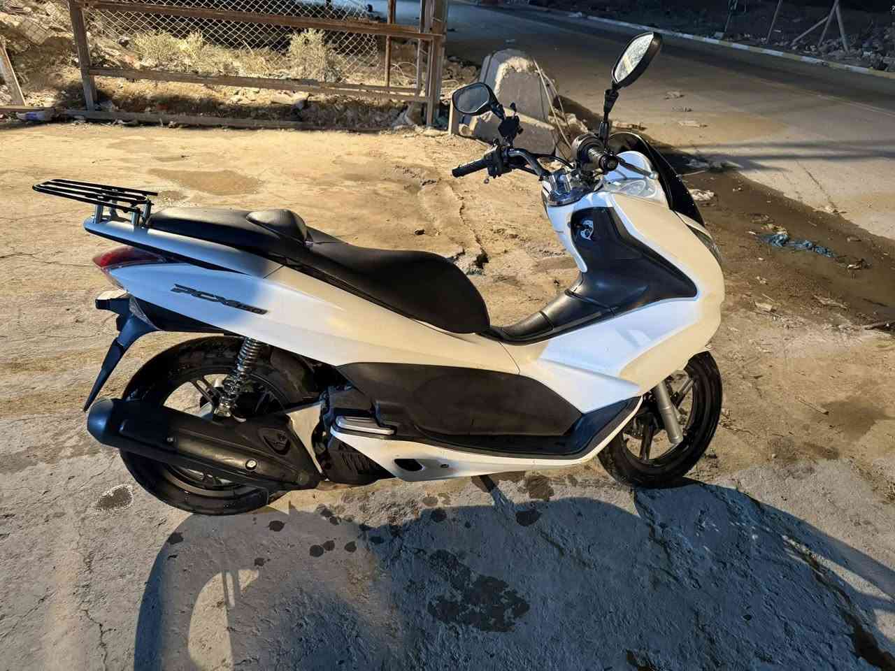 بي سي اكس رمبة ماشيه ٢٠٠٠٠ اني مستوردها اللون ابيض طافي اوراقها بأسمي حجم المكينه ١٥٠ سس اطفاء عند الازحام استاد كهرباء جنطه وبانزين كهرباء 
السعر ١٣ ونص بيها مجال قليل 
العنوان بغداد الغزاليه ***********
