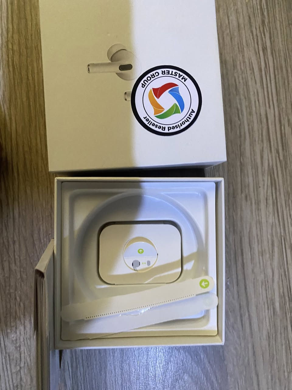 اير بود برو 2  مستخدمه نضيفه مكفوله من كل شي نضيفه جداً ضمان ماستر وسعرها 180 الي تفيده يدخلي خاص او واتساب *********** 

اي واحد عنده سماعه مستعمله اصليه اني اشتري
