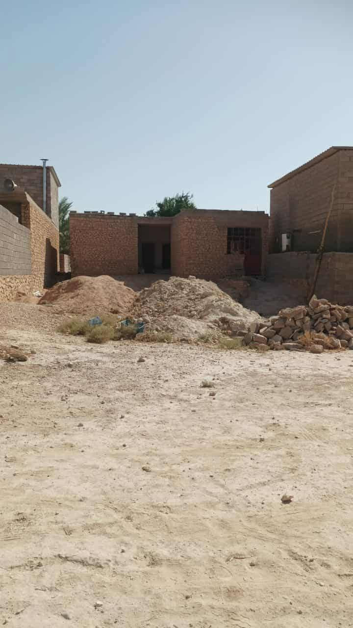 هيكل مسقف للبيع. 
غير مسجل. 
مساحة الهيكل 360م. 
واجهة 12م ونزال30م. 
يحتوي الهيكل على. 
مطبخ. 
غرفتين نوم. 
ممر داخلي. 
صحيات داخلية. 
صحيات خارجية. 
السقف صب مسلح. 
والغرف من الداخل مصطر جص. 
مقابل جامع الرقيب ومدرسة النواعير. 
ملاحضة: يرهم نصف الملغ والباقي اقصاد. 
السعر المطلوب 22مليون وبي مجال للتفاوض  
عنوان المكتب📍 الانبار قضاء حديثة سوق الحي العسكري قرب اسواق ابو حسين 
أ.استاذ هشام حسين ابو احمد ***********واتساب ***********
رائد المعاضيدي ***********
