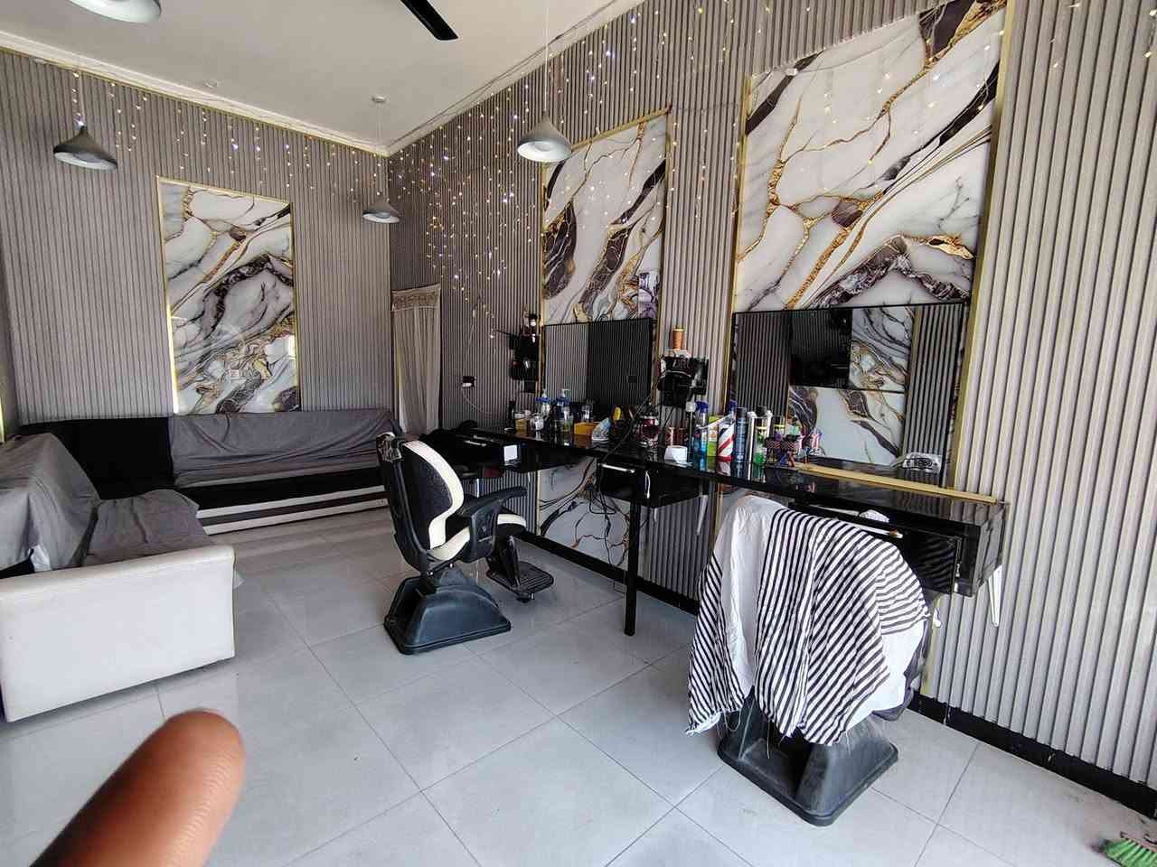 محل حلاقة للبيع كوت زين القوس شارع الكفاح قرب حسينية عبدالله الرضيع لعدم الفراغ السعر ٢مليون التصال ***********
