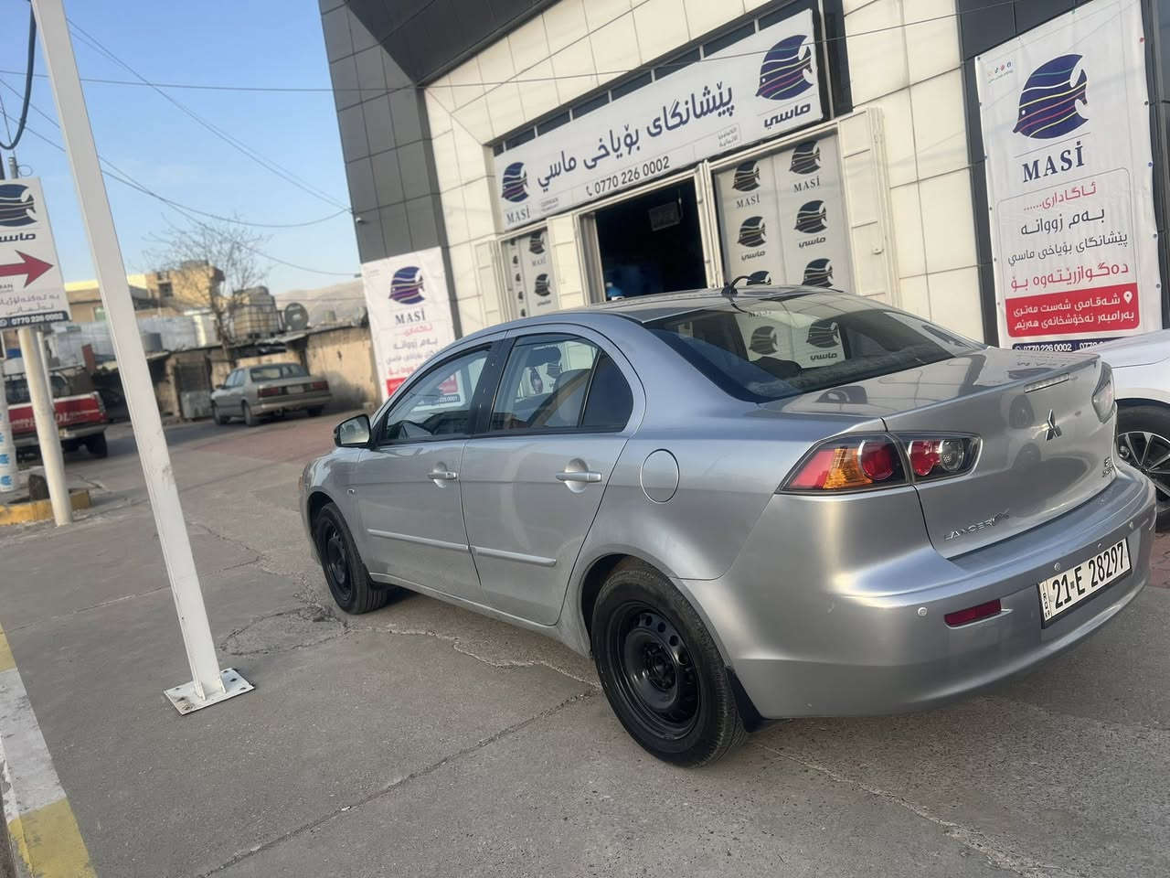 لانسەری قرش مۆدێل ٢٠١٦ 
مەکینە ٢٠ ی مەرغوب 
١١٠ هەزار ڕۆشتوە 
سەیارەکە زۆر تازەیە و مەکینەو گێڕ بە شەرت نەکراوەتەوە 
سەنەوی تا ٢٨ تازەیە 
تایەکانی تازەیە 
کاڵبونەوەی نییە
سعری١٠٦ گەڵایە 
کامل مەسروفی کراوە 
سێ پارچەو کارتێکی هەیە 
مشتەریت تەلەفون بکە لەگەڵ ڕێزم 
***********
