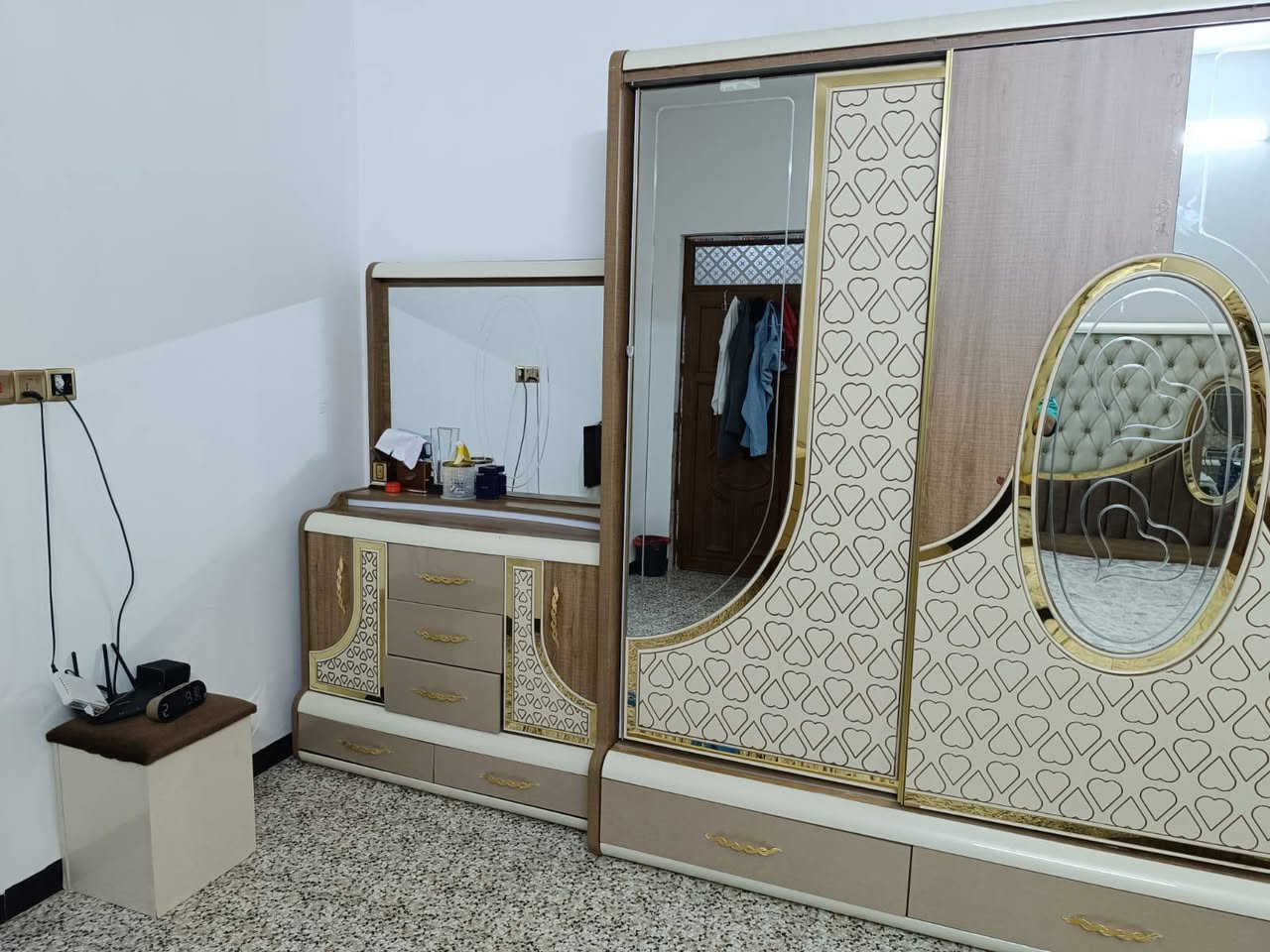 السلام عليكم 
 يوجد مبردات ثنين للبيع سعر الوحده ١٢٠ الف 
 وغرفه نوم تركيه اصليه السعر مليون و٣٠٠ 
العنوان الحوز قرب جامع الفرقان .
التواصل رقم الهاتف
 ‏‪***********‬‏
