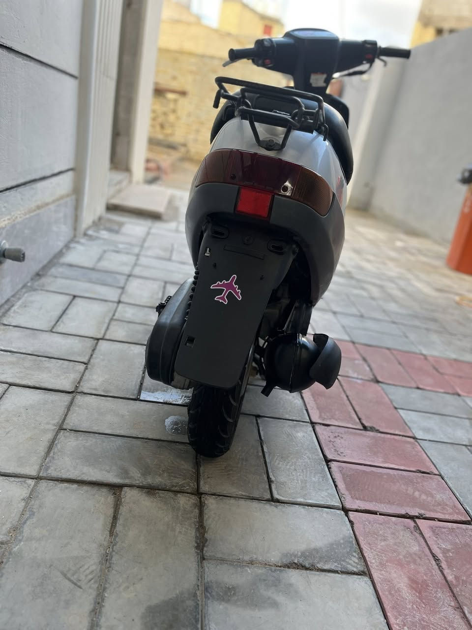 سلام عليكم دراجه بطه ستين للبيع موديل 2000 محرك ناعم ما مفتوحه جيب مصلح او افحص سعر 500 للتواصل ***********
