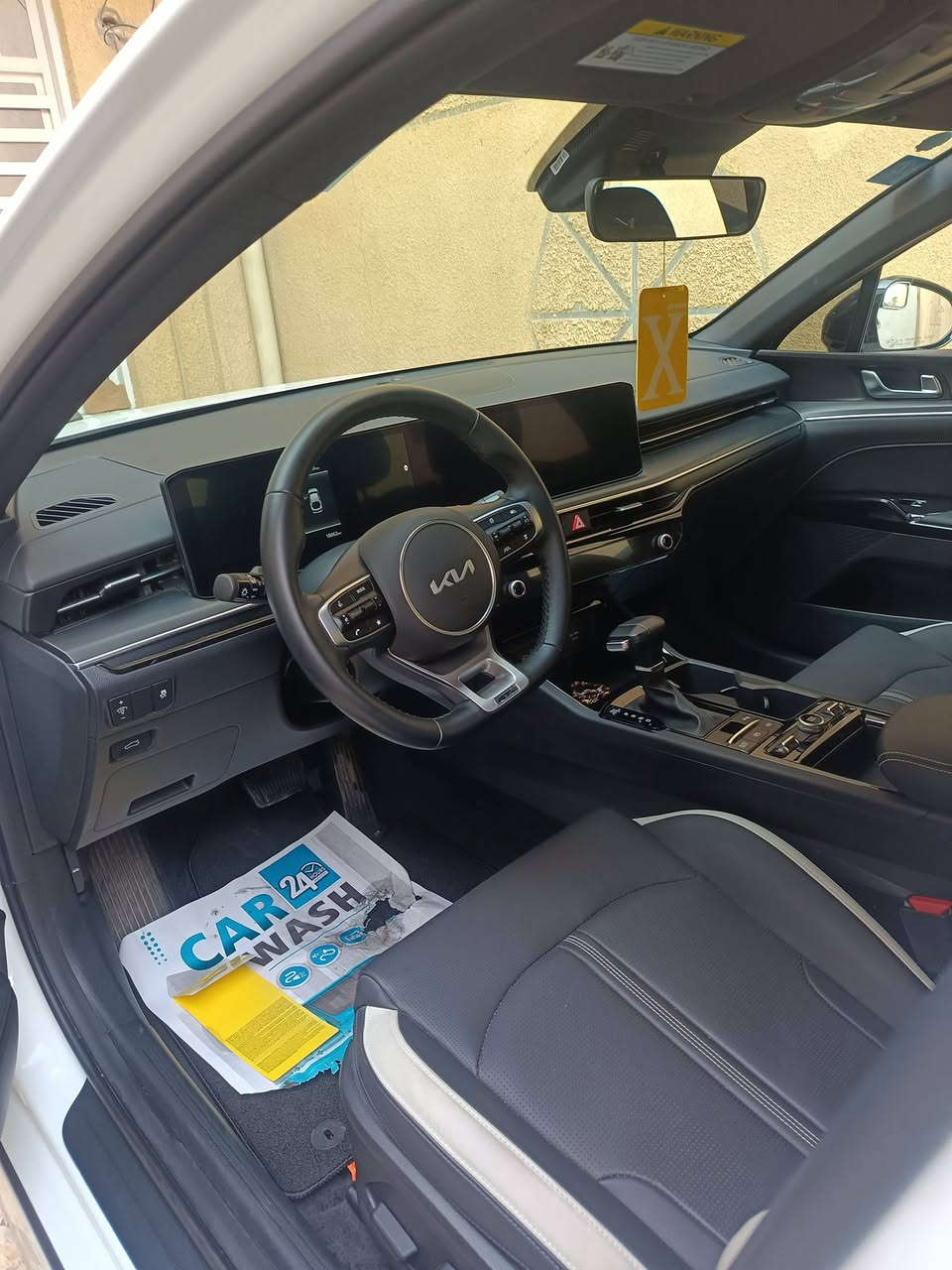 كيا k5 موديل ٢٠٢٥ رقم بغداد بأسمي اللون ابيض بدون ايرباك ماشية تقريبا ١٢ الف ميل فقط تبديل بنيد نفس اللون بدون ضرر شاصي ولا جاملغ حتى الدعامية نفسها التواصل مع رقم صاحب السيارة ***********
