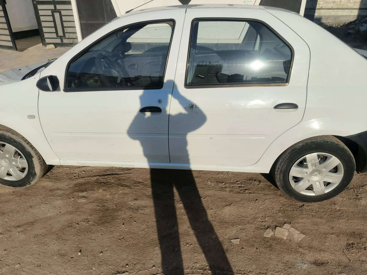 السلام عليكم
سيارة رينو لوكان كير عادي موديل 2009 
ماشية ١٠٠ الف 
كير ومحرك بلادي كلشي ممبدل بيهن 
السنوية ساقطة 
السيارة جاهزة 
العنوان بغداد دورة... السعر ٤١ وبيه مجال بسيط 
الرقم ***********واتساب
