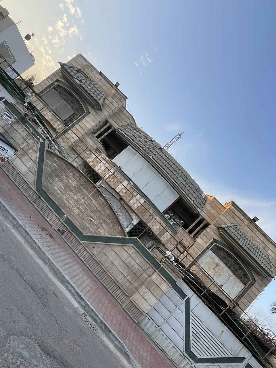 السلام عليكم 

الدار للبيع عقار جيد جدآ صالح للسكن بناء فاخر 

المساحه 630 م الواجهه 20 م 

يحتوي الدار ع كراج عدد 2 و حديقه عدد 2 

صالات عدد 3 خدمات عدد 4 غرف نوم عدد 12 

الدار ممتاز جدآ فارغ 

( عنوان الدار بغداد كرادة مريم خلف وزارة لخارجيه دور السكك) 

                              

                             ⭕️ للأستفسار ⭕️

🌸 مراجعة شركة الشيخ للوساطه العقاريه حصرآ 🌸

الشيخ فلاح الجبوري          *********** 
ابو وسام                               *********** 
احمد الشيخ الجبوري                 ***********

                          📍موقع الشركه 📍

🌺بغداد سبع ابكار لشارع لرئيسي مقابل مطعم مندي لبلام🌺
