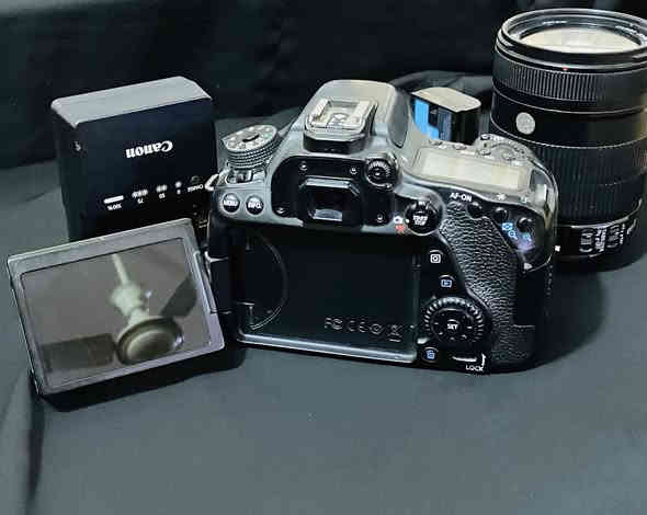 كامره كانون D80للبيع 
وياها عدسه 18/135
بطاريا حزام رام  شاحنه 
***********
بغداد الحسينيه.
