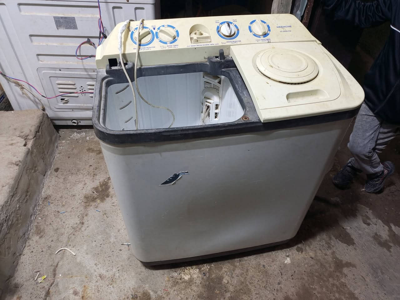 غسالة حجم وسط للبيع شغاله فول للاستفسار ***********
