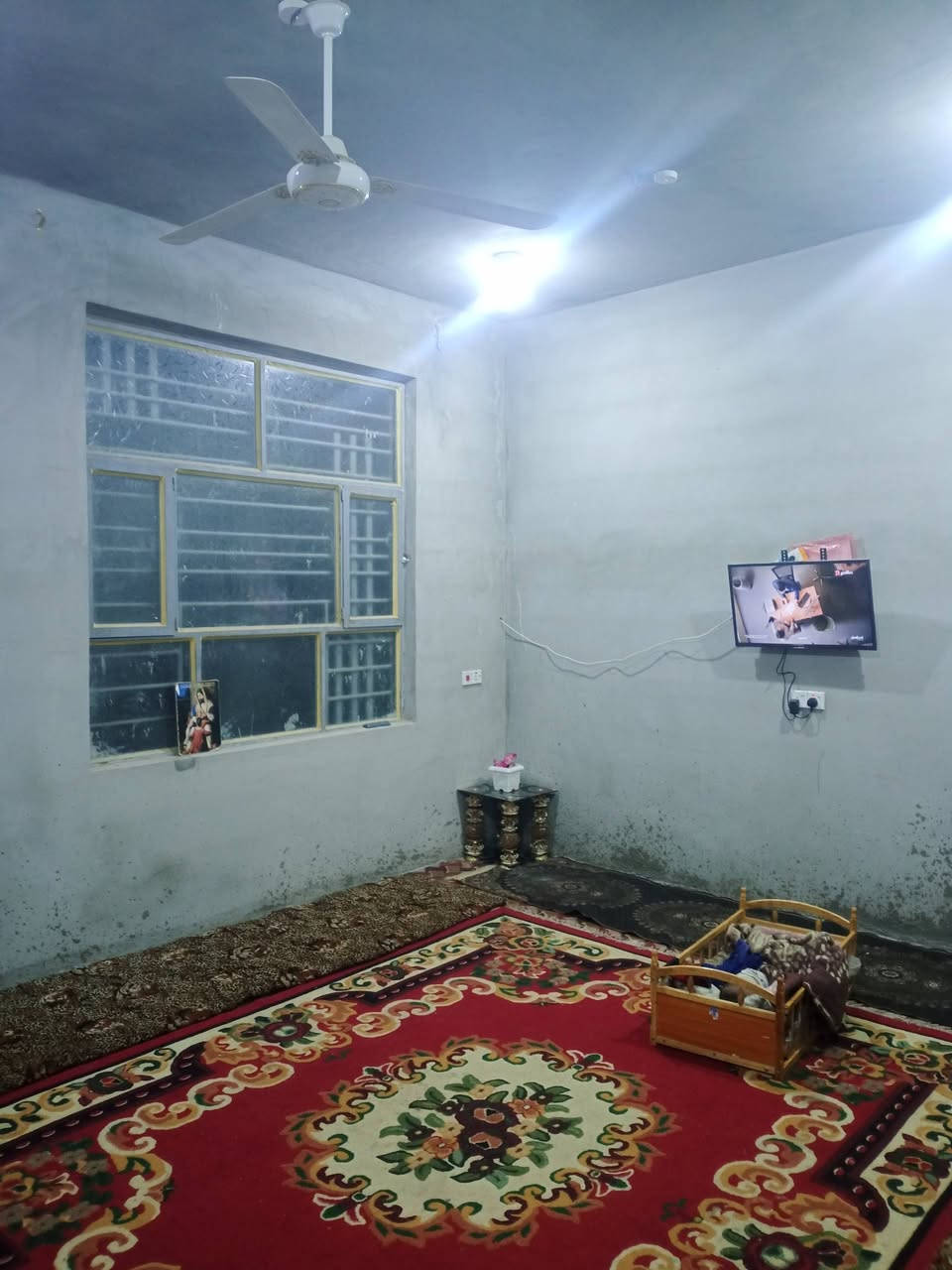 السلام عليكم ورحمه الله وبركاته
دار البيع خلف بيت جوده 
المساحه ٢٧٠ متر 
يحتوي ع خرف نوم عدد 2 +صاله + مطبخ +استقبال 
سقف كونكريت بناء بلوك حديث كامل مكمل نقصه سيراميك وصبغ وابواب خشب فقط 
الاستفسار اتصال ع رقم ***********
