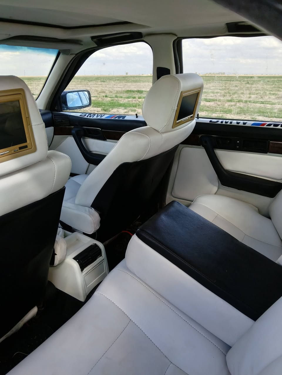 BMWللبيع 525مسكر اوتو رقم سليمانيه بطاقه بانزين موديل1990 محدث93 بيها سلايت طكتين اوياله جديد تايرات جديد صدر جديد تبريد نقصه غاز شاشه كامره كشنات شاشه كيجات كله شغال داخل جديد 
كهربايات شغاله زينون عالي  سعر65وبيها مجال ***********
