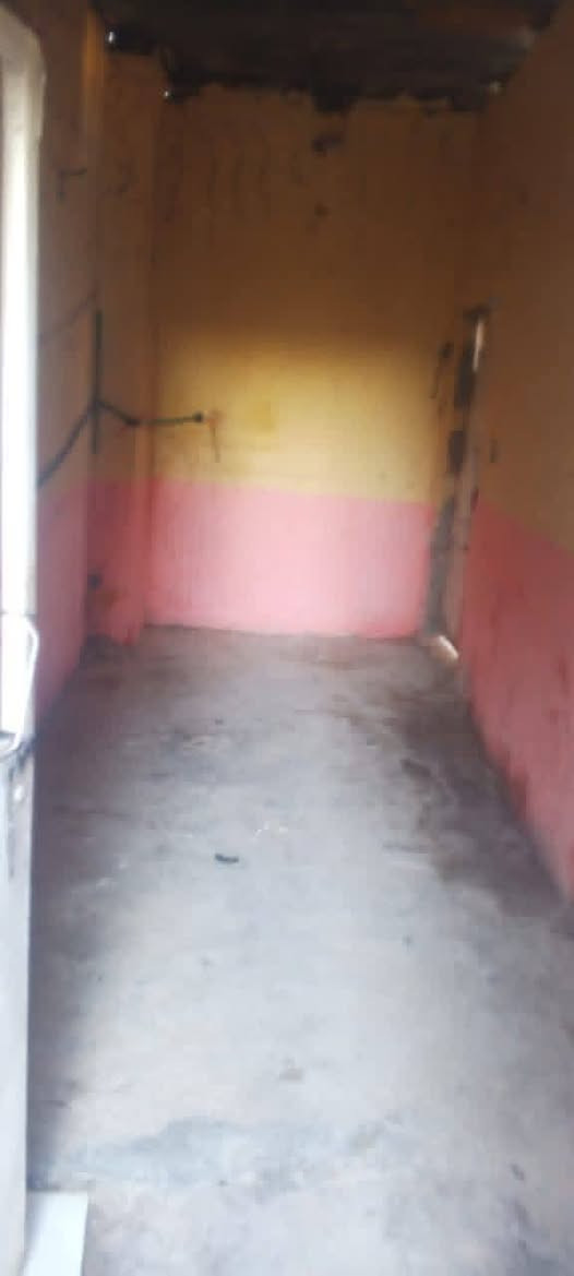 البيت اليجار  سعر اليجار 300 يحتوي علا غرفه وصله ومطبخ والصحيات مكان زبير محله شمال علا شارع للستفسار تصال ‏‪***********‬‏
