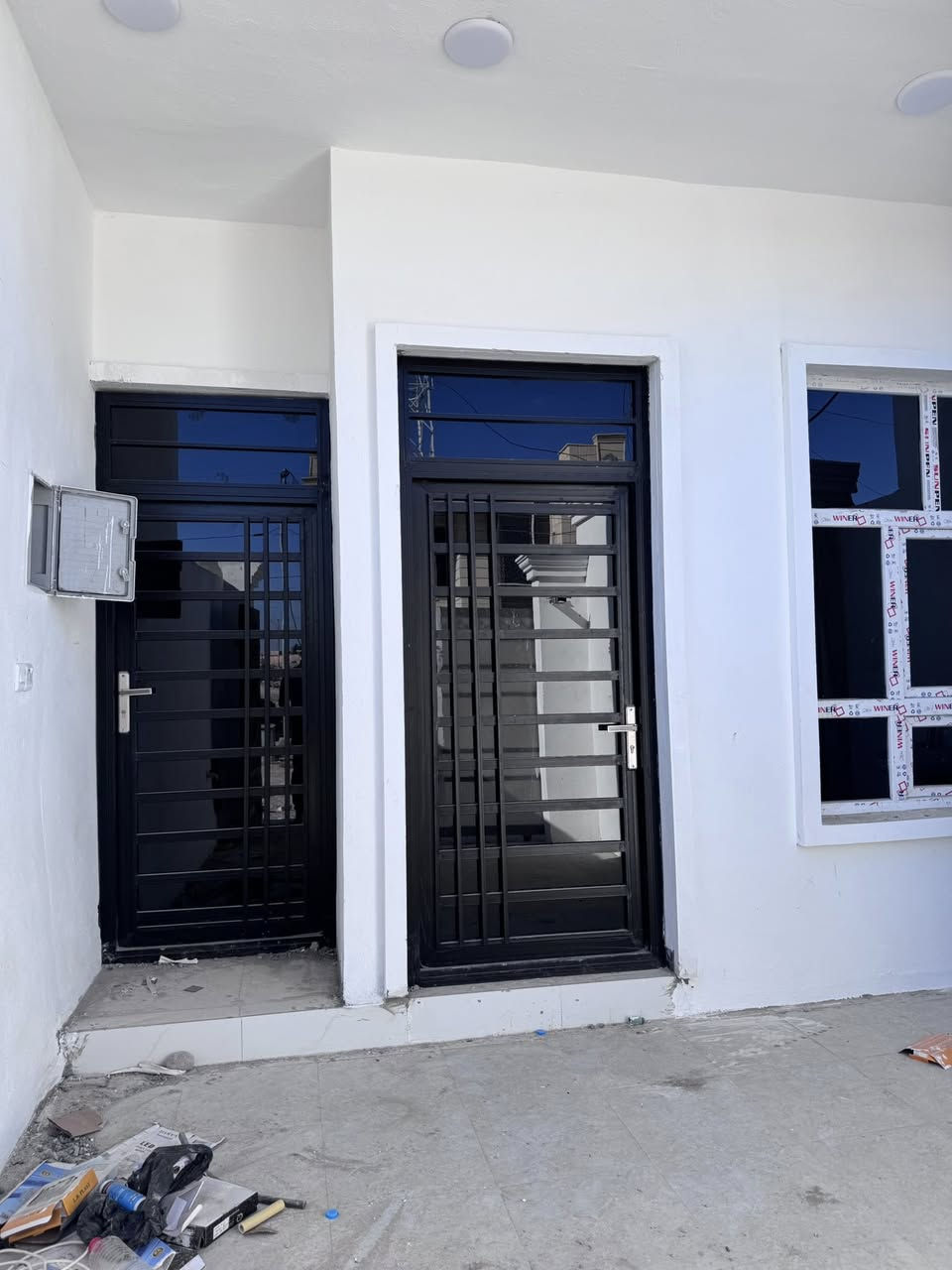 دار للبيع في تكريت الديوم منطقة الـ 3000 يسار السيطرة سابقا بداية المنطقة قريب جدا من المكاتب العقار  شارع الدار ٢٠م مساحة الدار ١٠٠م طابقين يحتوي على ٣غرف نوم وصالة واستقبال ومطبخ واجهة شروق الدار  باقي فقط تنضيف الدار كامل للسكن السعر ٧٤ وبي مجال بسيط للاستفسار الاتصال *********** او على الخاص
