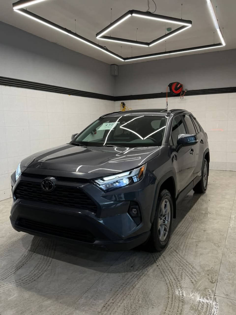 🚗 تويوتا راف فور 2024 فئة XLE –
ماشيه 10 الاف بدون صبغ بدون ارباك 
🔹 المحرك:
محرك 4 سلندر سعة 2.5 لتر، قوي وعملي بنفس الوقت، صرفية بنزين اقتصادية وتناسب الاستخدام اليومي والسفر.

🔹 الدفع:
نظام دفع رباعي دبل

🔹 المواصفات الداخلية:
داخلية مريحة ومرتبة، شاشة وسطية مع نظام آبل كاربلاي + أندرويد أوتو، تحكم من المقود، تكييف ممتاز، ومساحة واسعة للعائلة.

🔹 الأمان:
نظام أمان متكامل من تويوتا (Toyota Safety Sense)
مثل: رادار أمامي، تحذير مغادرة المسار، مثبت سرعة ذكي.
بدون صبغ فقط جاملغ سكن تعديل بارد وشويه داخل

✨ بدون رقم تترقم جميع محافظات كردستان 
السعر : 235 وبيها مجال 
المكان اربيل📍
📞***********
