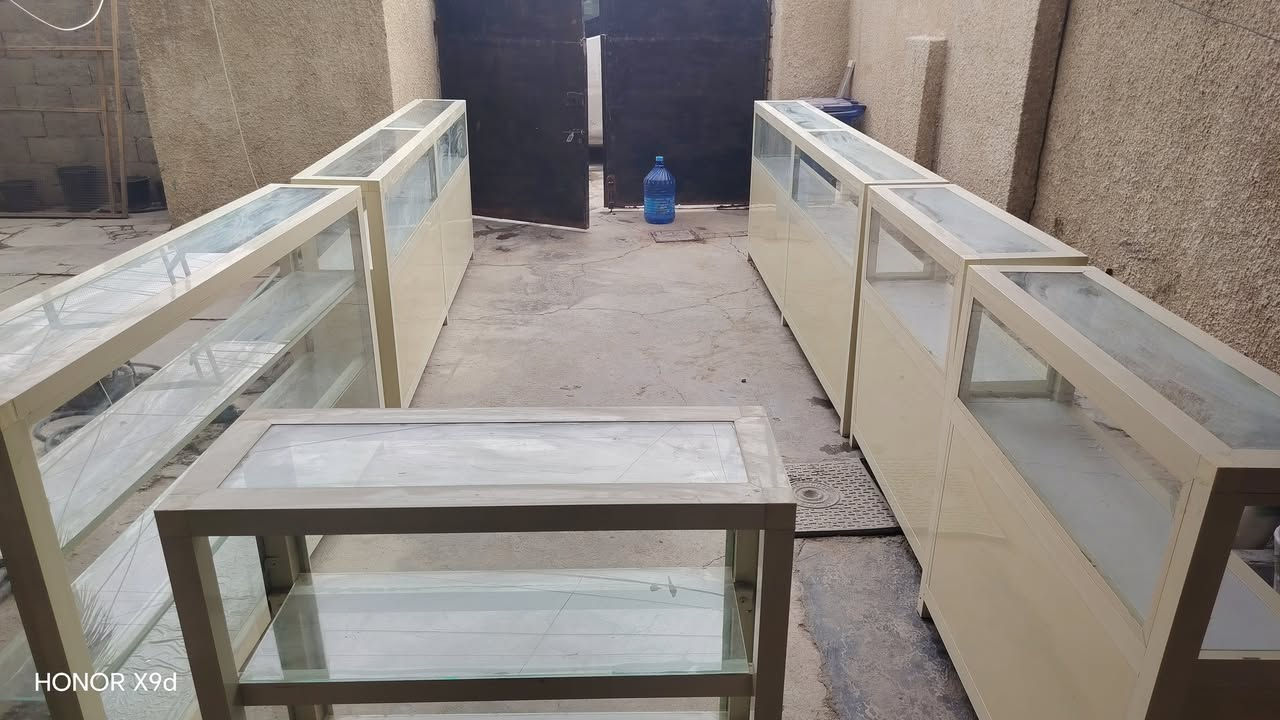 سلام عليكم فاترينات جدد استخدام قليل للبيع معا رفوف خشب ابيض لتواصل وتساب *********** او ***********
