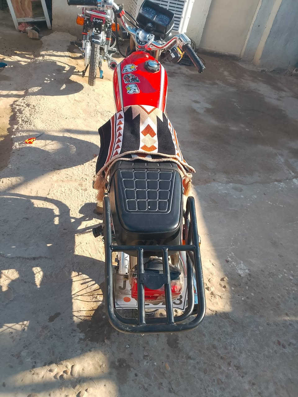 سلام عليكم دراجه للبيع سكنار
موديل ٢٠٢٣ طالعه بل ٢٠٢٤
السعر ٤٥٠ دراجه نضيفه وراق سكنر
مكان كربلاء حي النصر 
*********** هذا رقمي
