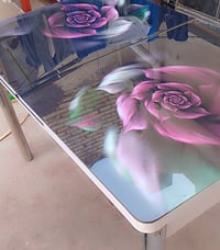 عندي هذا الميز الطعام يتصغر ويتكبر مع خمس كراسي السعر 150وبي مجال  للا...