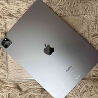 ايباد 11 برو m2 نظيف شخط مابي  حجم 11 انج  ذاكرة 256  فقط كارتونته موج...