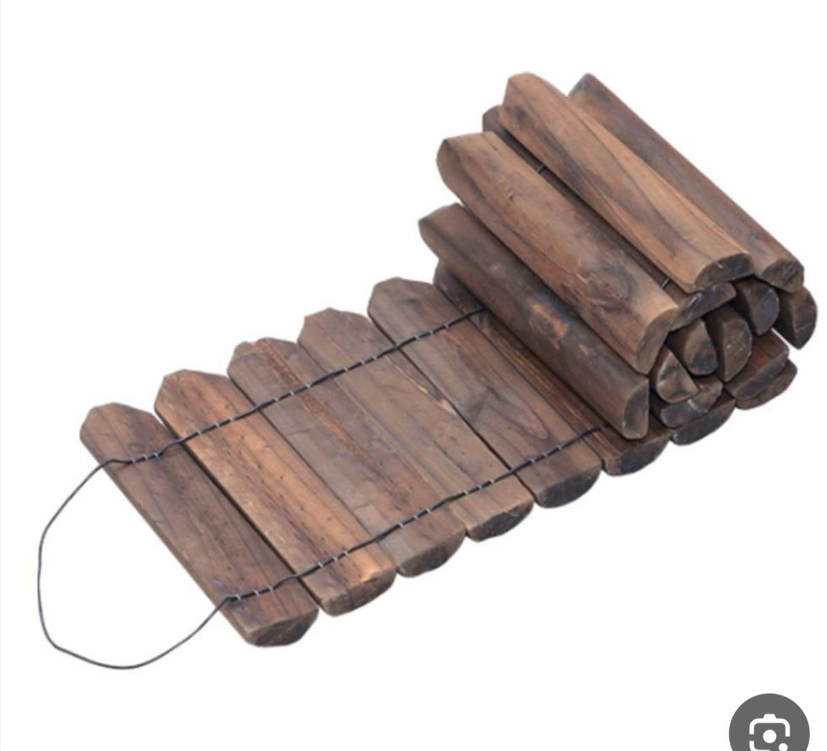 القطع هي عبارة عن أوتاد خشبية مزخرفة تُستخدم عادةً كحواف أو أسوار صغيرة للحدائق والمناظر الطبيعية..

إليك أهم التفاصيل حول هذا المنتج:

الاستخدام: تُستخدم لتحديد حدود أحواض الزهور، الممرات، أو كعنصر ديكور داخلي وخارجي لإضافة لمسة ريفية.

المادة والتصنيع: تُصنع غالباً من خشب الصنوبر أو الخشب الطبيعي، وتخضع لعملية كربنة بدرجة حرارة عالية لتعزيز متانتها ومقاومتها للعوامل الجوية مثل الشمس والمطر.

التصميم: تتميز بتصميم "مرتفع ومنخفض" متدرج، وتكون الأوتاد متصلة ببعضها بواسطة أسلاك مخفية مما يمنحها مرونة في التشكيل حول الزوايا أو المنحنيات.

الأبعاد: تتوفر بأحجام متنوعة، وأحد المقاسات الشائعة هو حوالي 90 سم للطول مع ارتفاعات تتراوح بين 15 إلى 25 سم.


**إذا كنت صاحب هذا الإعلان وتريد حذفه لأي سبب، رجاءا أرسل رسالة إلى الدعم الفني**