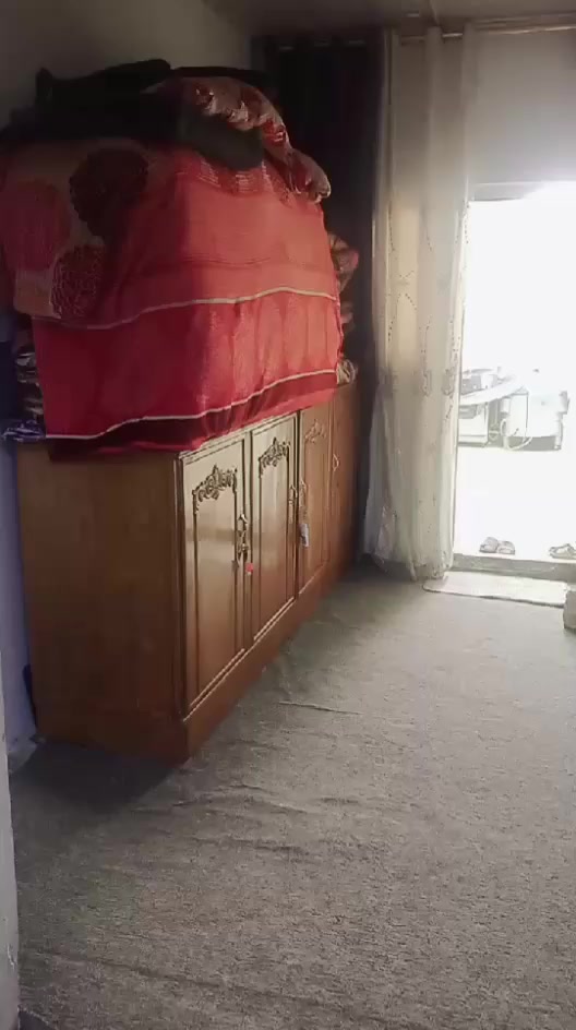 السلام عليكم بيت تجاوز 180متر للبيع او للايجار  متكون من استقبال
وغرفه وهول ومطبخ وحمام داخلي وخارجي وطرمه جبيره ومحل داخ البيت ومساحه فارغه جبيره وره البيت   بيت نضيف كولش وطني بي خطين ومولده  ابيعه البيت او ائئجره  هوه والاثاث الاثاث كدامكم تخم 10مقاعد تركي. معه طبلات  بلازمات 2وحده 50 وحده 60. سبالت حجم طنين عدد2.  كنتور  3ابواب صاج تكمه ثلاجه ام 4ابواب
كاونتر فر مرمر وطباخ وكنفيره الحجم الكبير سخان ماطور
تانكيات 2 عنوان مدخل الشرطه الرابعه مقابيل فلكة الشهداء ***********
