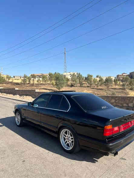 بيم دبيلو موديل 1991 525i سيلايت كشحن جلد كير توماتيك كيرو مكينه بشرط سيار فوول فوول طخم تاير جديد سيار جكوج مابيها سيار نضيف ومرتبه تحويل وكالة بشرط رقم*********** عنوان عقره قريب عن موصل ودهوك واربيل واتساب موجود
