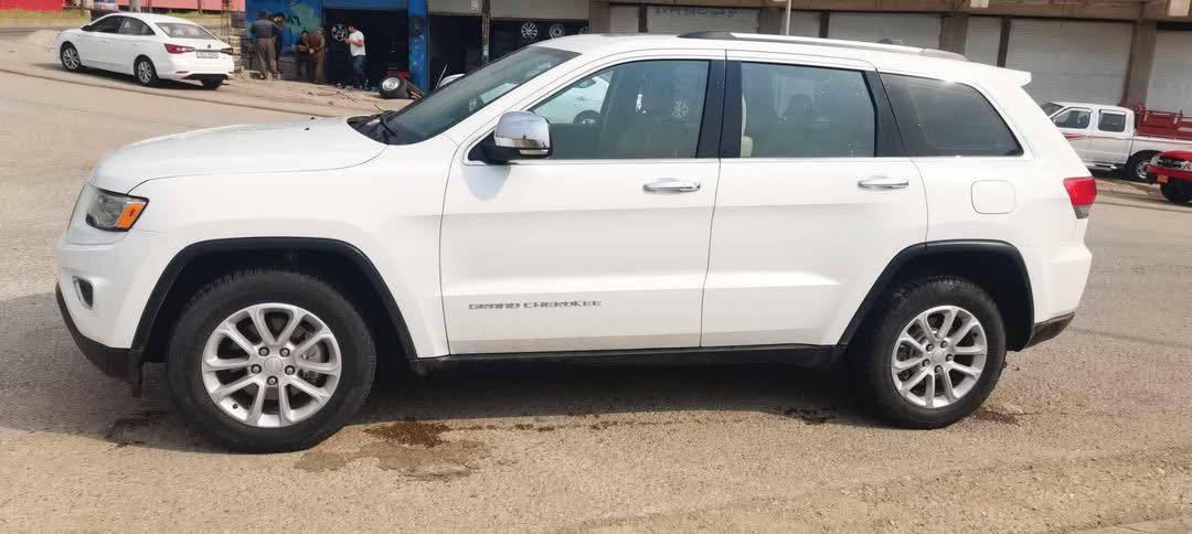 سلام عليكم
للبيع جيب كراند شيروكي
الموديل 2016 السيارة جديدة بوضع الشركة وجاهزة من جميع النواحي وكل ملاحظات مابيه ادامة مستمرة وشامله بشركة تخم تاير جديد 
اللون ابيض  
سعة المحرك 3600 فور ويل 4❌4
رقم بغداد بأسمي
مواصفات السيارة فول ١/١
1- فتحة سقف بانوراما 
٢-رادار مع مانع تصادم
٣-اصطفاف الي اوتوا بارك
٤-تحذير الخروج عن المسار 
٥-نقطعة عمياء 
٦-كراسي جلد مع تدفئة وتبريد 
٧-كراسي تحكم كهرباء جهتين 
٨-ذاكرة لحفظ وضعيات الجلوس
٩-ويل كب كروم قياس 20 
١٠- ستيرن كهرباء
١١-اوتو هولد اطفاء وتشغيل ذاتي 
١٢-شاشة كبيرة 
١٣-رادارات جانبية 
١٤-اشاير بالمري 
١٥-حساس امامي وخلفي 
١٦- جنطة كهرباء
١٧-نضام تشغيل واطفاء اوتماتيك للمحرك 
١٨- نظام بريك اوتوماتيك
١٩-كامرة دوارة 
٢٠- المصابيح الامامية LED لايت
٢١-نضام eco
٢٢-تشغيل عن بعد
٢٣-مري هيتر مع تعتيم وعاكس للضوء
السيارة داخلة كلين بدون حادث صار بيها صبغ نص الجاملغ الخلفي اثر طخه بسيطة 
السعر :22700 ورقة  
المسافة المقطوعة 100 ميل 
مكان السيارة بغداد السيدية 
 للمعلومات الاتصال على رقم صاحب السيارة متوفر وتس اب.  ***********
