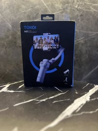 هذا مثبت جيمبال (Gimbal) للهاتف الذكي TOKQI M01 ثلاثي المحاور.  يوفر ت...