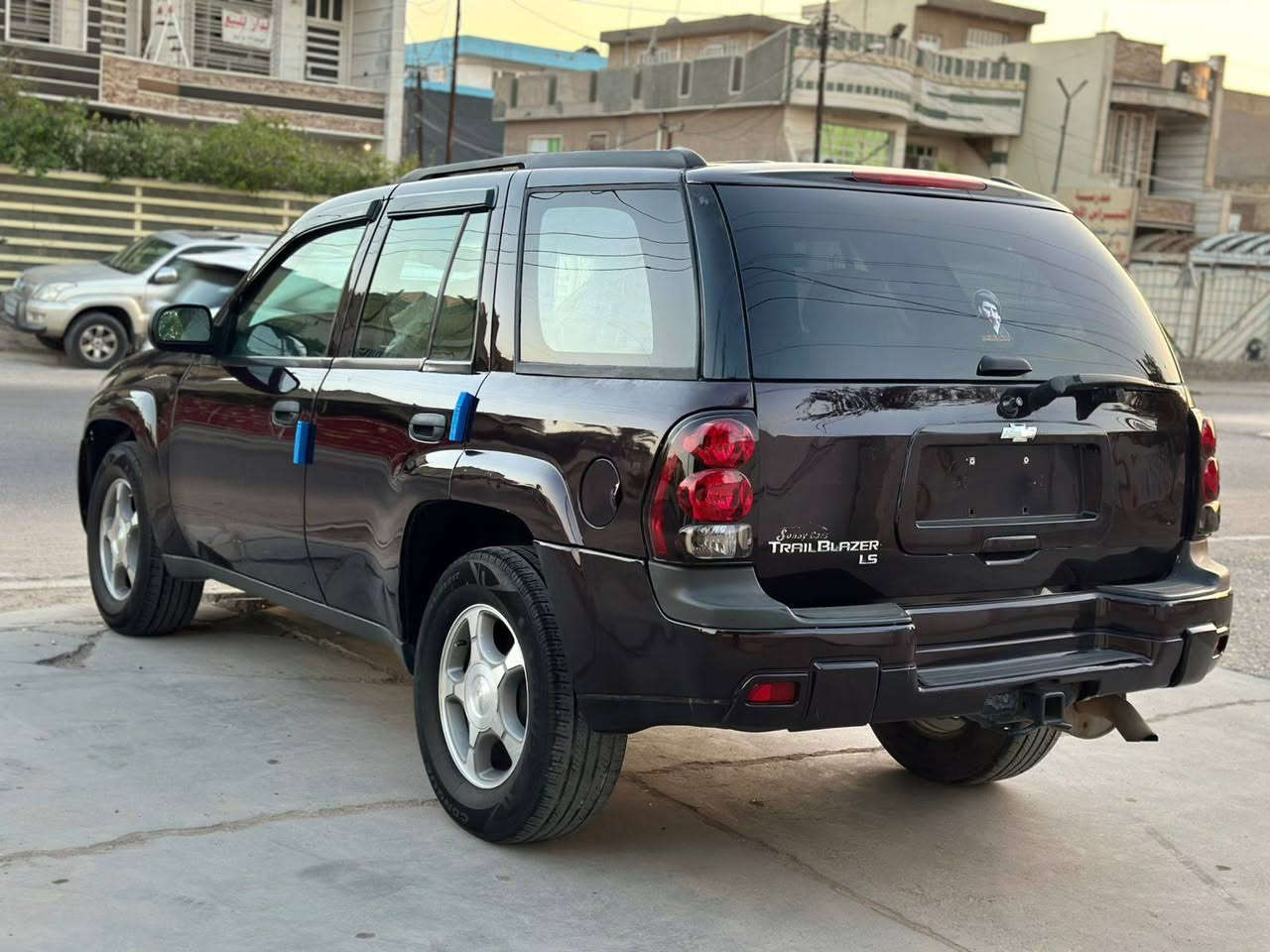 🚗 للبيع: شيفورليت تريل بليزر (TrailBlazer LS) 🚗
​السيارة ما شاء الله بنظافة ممتازة ومظهر راقٍ (اللون مميز جداً - كرزي).
​📋 المواصفات العامة:
​الموديل: [2008]
​الفئة: LS
​المحرك: [6 سلندر 4200 قبق ابيض محسن] محرك كير وكاله 
​السياره مزاد تترقم بغداد وتتكاتب وي ابو المزاد مباشر
​✨ حالة السيارة والمميزات:
​البودي (الهيكل): نظيف جداً كما موضح بالصور، لمعة ممتازة، [اثر جراد وتم رش البنيد جاملغ امامي جاملغ خلفي فقط الباقي وكاله].
​الداخلية: نظيفة جداً بحالة الوكالة ().
​التبريد: [يعمل].
​الجهوزية: السيارة جاهزة من كل النواحي (محرك، كير، صدر، حدادية كلها بشرط الفحص) ولا تحتاج لأي مصاريف.
​💰 السعر المطلـوب:
​[اكتب السعر، مثلاً: 75ورقة] أو (قابل للتفاوض البسيط).
​📍 مكان التواجد والاتصال: بغداد البلديات 
​الموقع: [قرب الامن العامه سابقا]
​للتواصل والاستفسار: [***********] أو المراسلة على الخاص.
​ملاحظة: يرجى الاتصال من قبل الجادين بالشراء فقط، والسيارة متواجدة للفحص والمعاينة في أي وقت.
