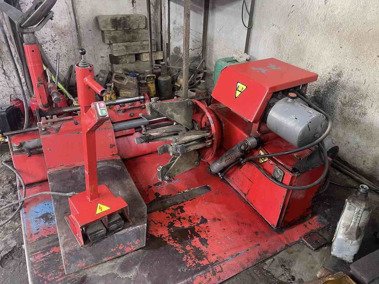 سلام عليكم خالعه أطارات كبار إيطاليه شغاله وعلى الفحص تجي تفحص بيدك السعر 30 ورقه وبيهاا مجال استفسار *********** مكان النجف الأشرف
